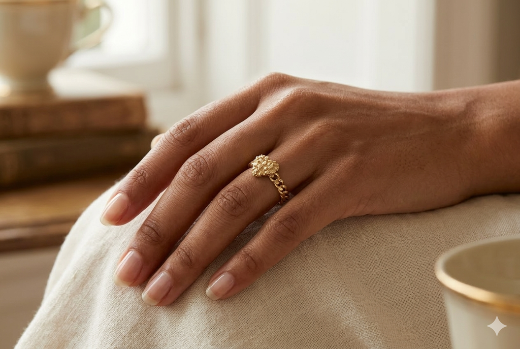 Anillo Corazón Texturizado con Banda de Cadena en Oro 10K