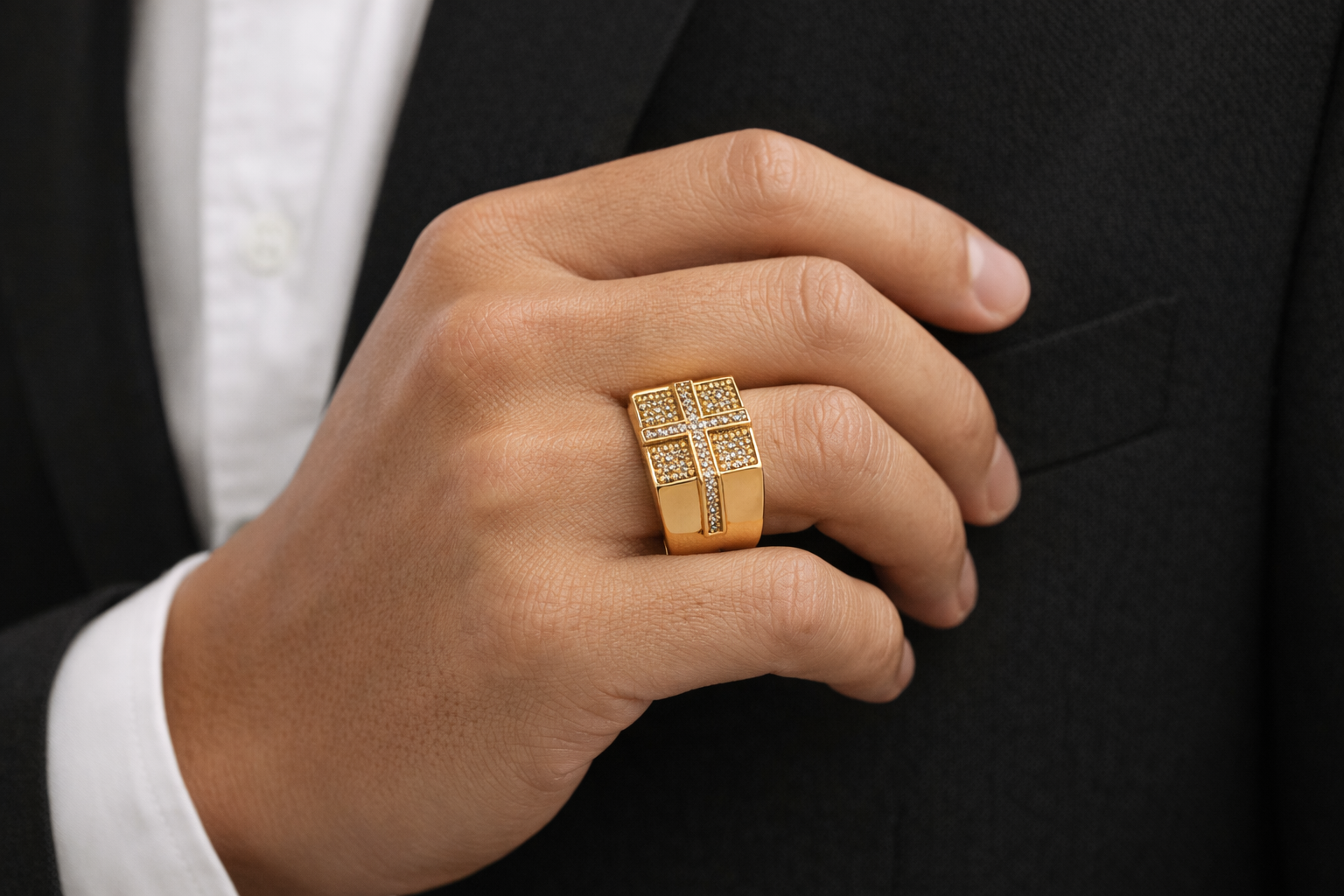 Anillo Sello Cruz con CZ en Oro 10K - Talla 10.5